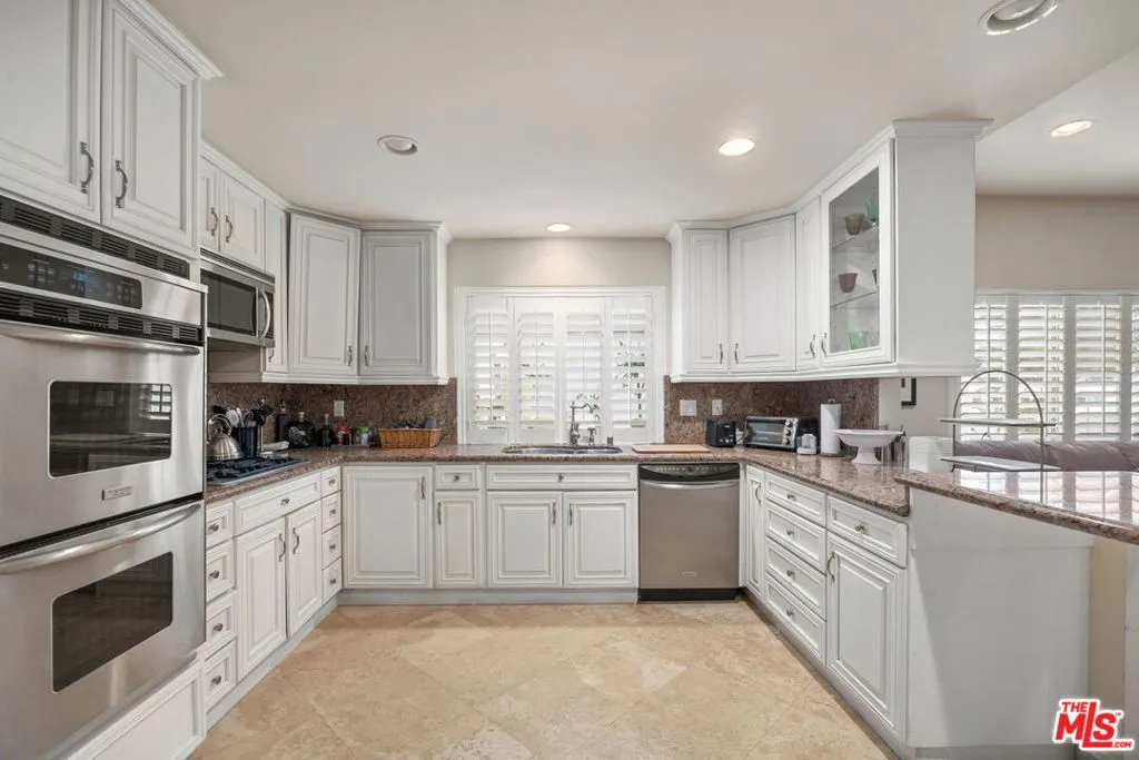 18135 Burbank Boulevard 8, Tarzana, California 91356 home-pic-12